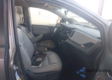 2016 Toyota Sienna Limited 7 Passenger z USA, uszkodzony, nr VIN 5TDDK3DC4GS137600